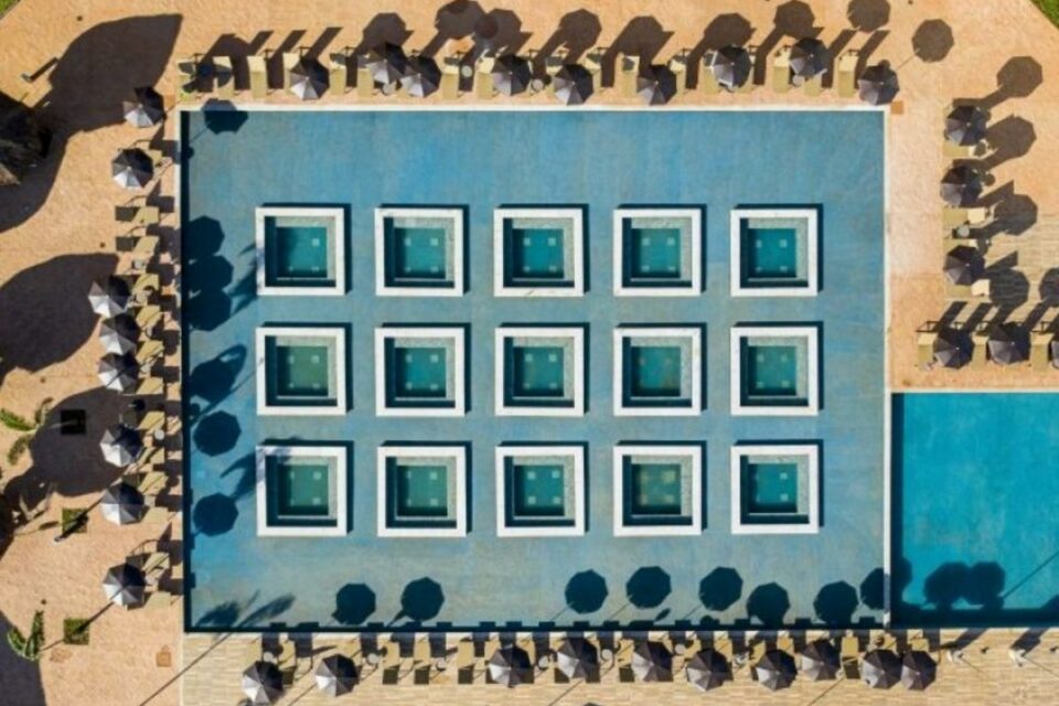 A imagem mostra a vista área da piscina