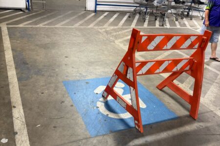 Goiânia: atacadista 'reservou' vaga de deficientes em estacionamento, diz cliente