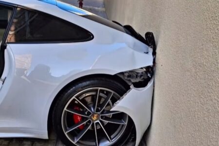 Menino de 9 anos dá ré em Porsche e bate em muro em SC; vídeo Carro de luxo pertence a um vizinho da criança