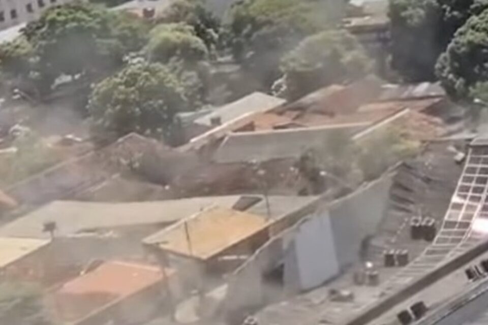 Vídeo: teto de igreja evangélica desaba na Vila Nova, em Goiânia Quatro homens estavam em cima do telhado fazendo a instalação de placas