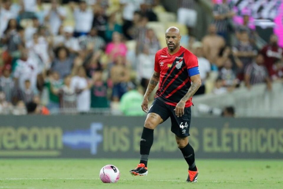 Thiago Heleno com a camisa do Athletico-PR