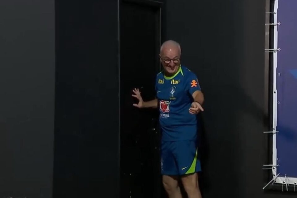 Dorival Junior quase cai após coletiva