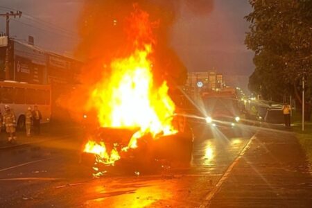 Carro pega fogo após atingir viaturas da PMDF paradas