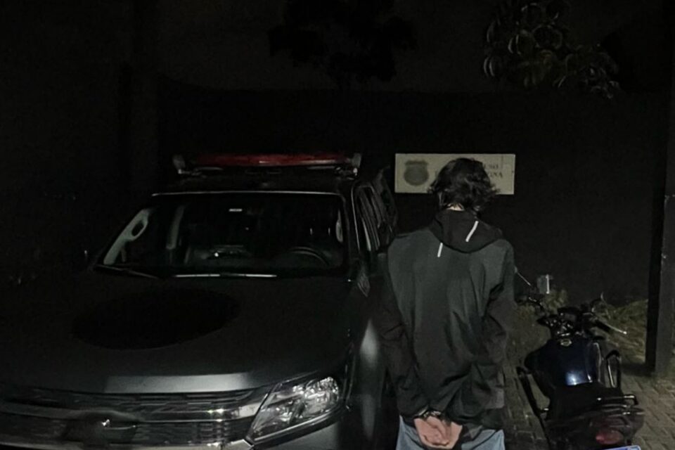 A imagem mostra o suspeito preso após se masturbar em frente a crianças e outras pessoas em uma brinquedoteca