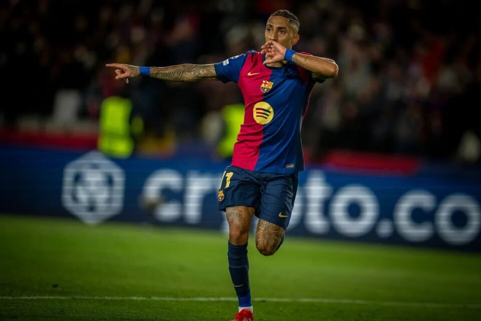 Raphinha comemora gol pelo Barcelona