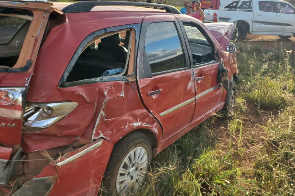 A imagem mostra o estado que ficou o carro após o acidente