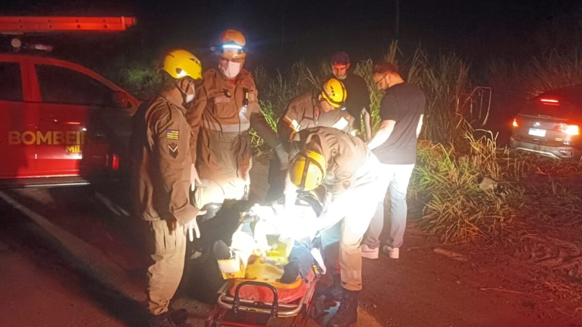 Três pessoas ficam feridas em acidente na BR-153; motorista não percebeu final da rodovia Vítimas foram para Hospital Municipal de Morrinhos