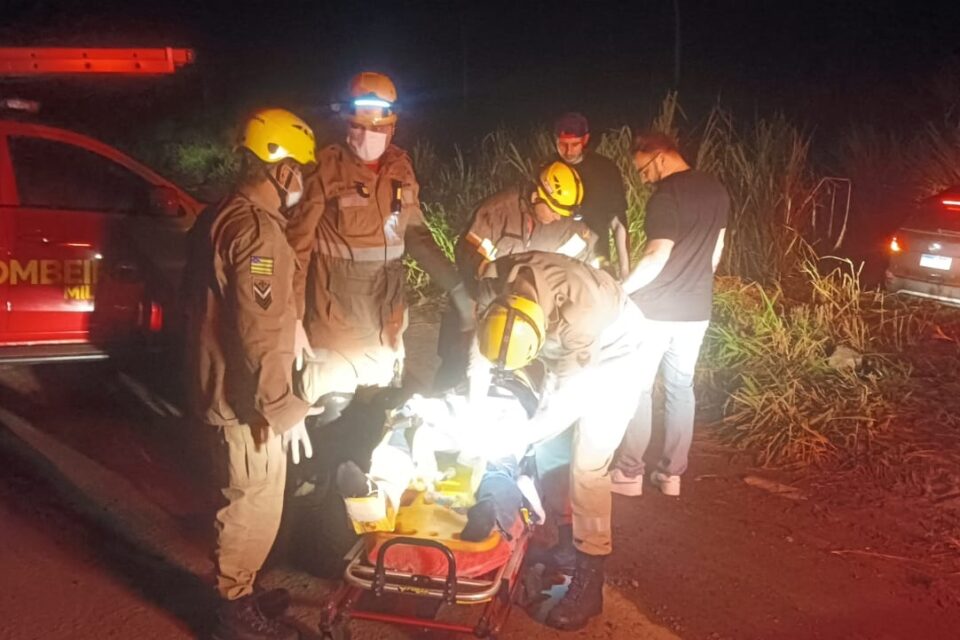 Três pessoas ficam feridas em acidente na BR-153; motorista não percebeu final da rodovia Vítimas foram para Hospital Municipal de Morrinhos