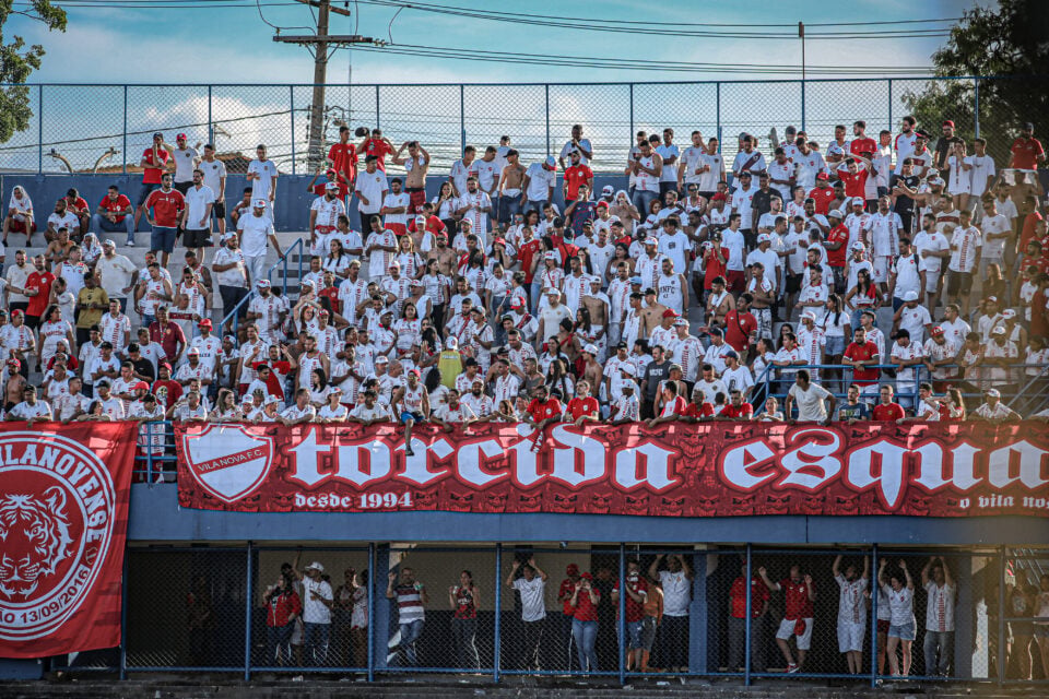 Torcida do Vila Nova no Estádio Jonas Duarte, em Anápolis