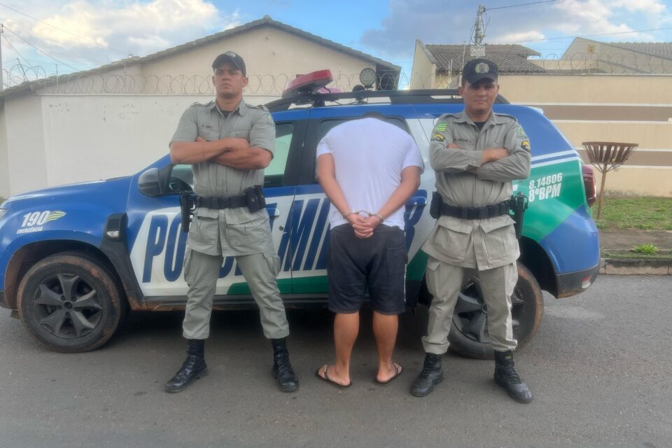 A imagem mostra o homem preso