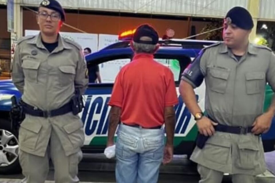 PM ajuda idoso que saiu de casa para "procurar igrejas" e se perdeu, em Goiânia