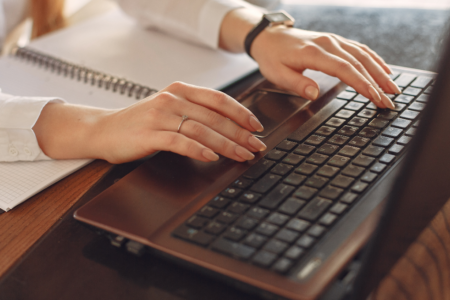 Imagem de uma pessoa trabalhando com o notebook