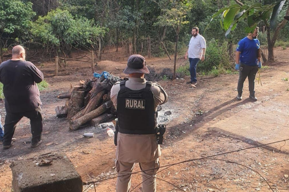 Imagem colorida mostra agentes da Polícia Militar em um terreno onde cavalos eram abatidos de forma irreglar