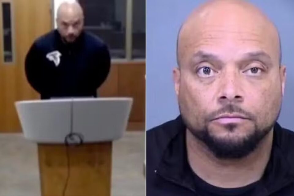 Professor é preso após fazer xixi diante de alunos em sala de aula Menores viram o pênis de Curt Hinton, de 52 anos, enquanto ele se aliviava