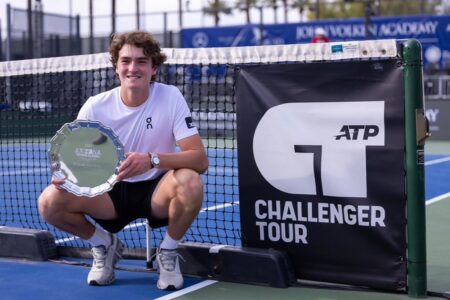 João Fonseca com troféu do Challenger de Phoenix