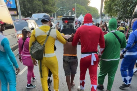 Policiais fantasiados de power rangers prendem suspeito (Foto: Polícia Civil de SP)