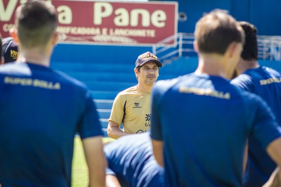 Lúcio Flávio, técnico da Aparecidense