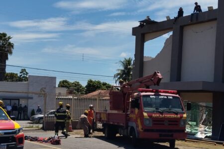 Peso das placas solares pode ter ocasionado desabamento de teto de igreja videira em Goiânia mulher ferida foi encaminhada ao hospital