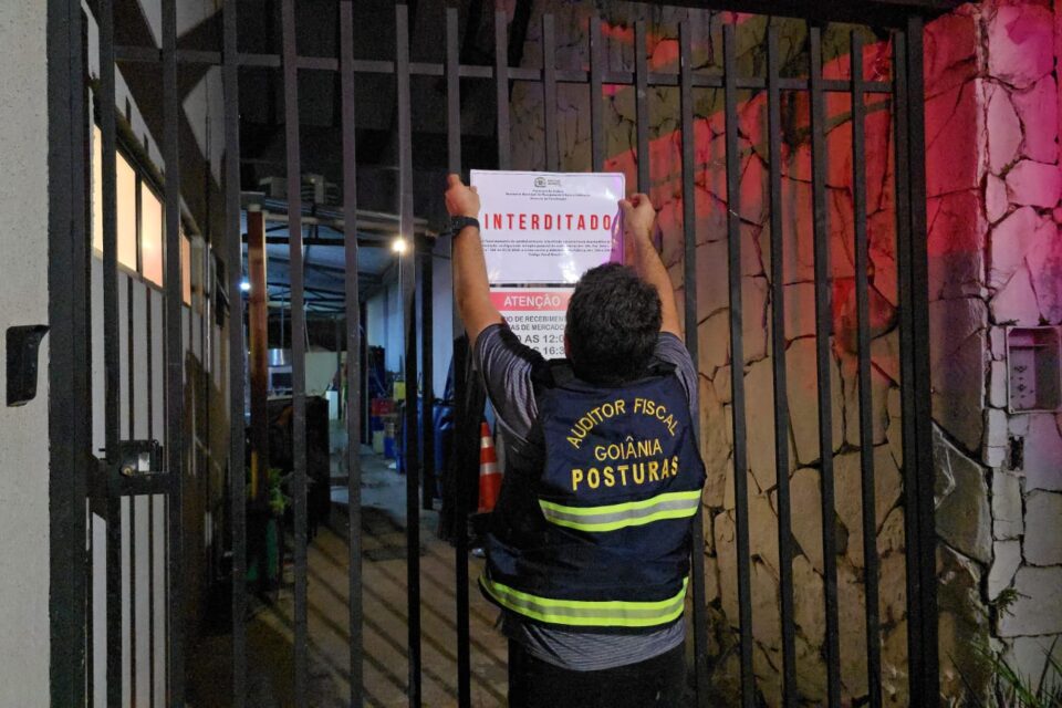 Fiscal cola placa de interdição em bar do Setor Marista, em Goiânia