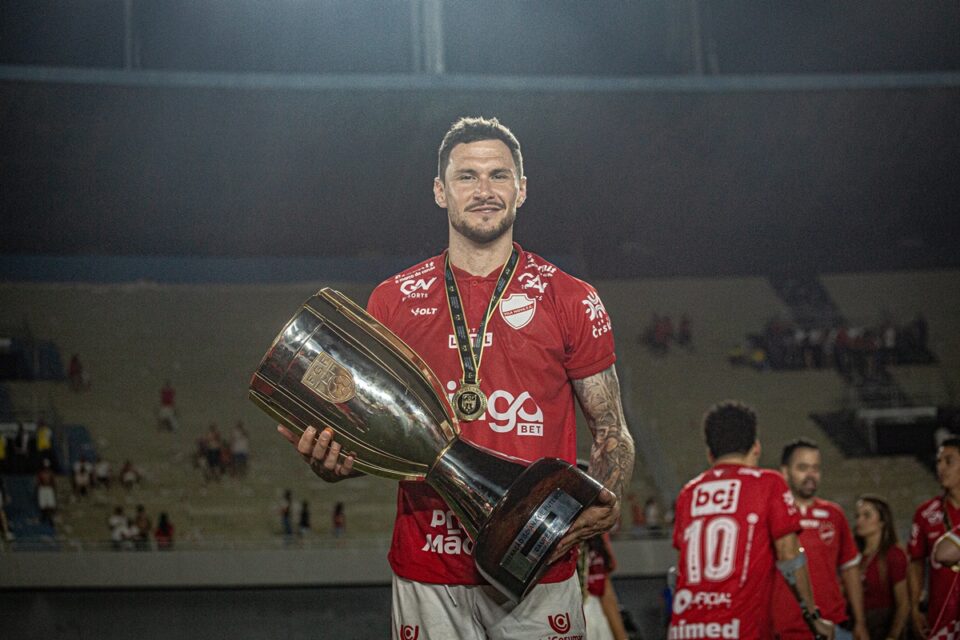 Tiago Pagnussat com o troféu do Goianão conquistado pelo Vila Nova