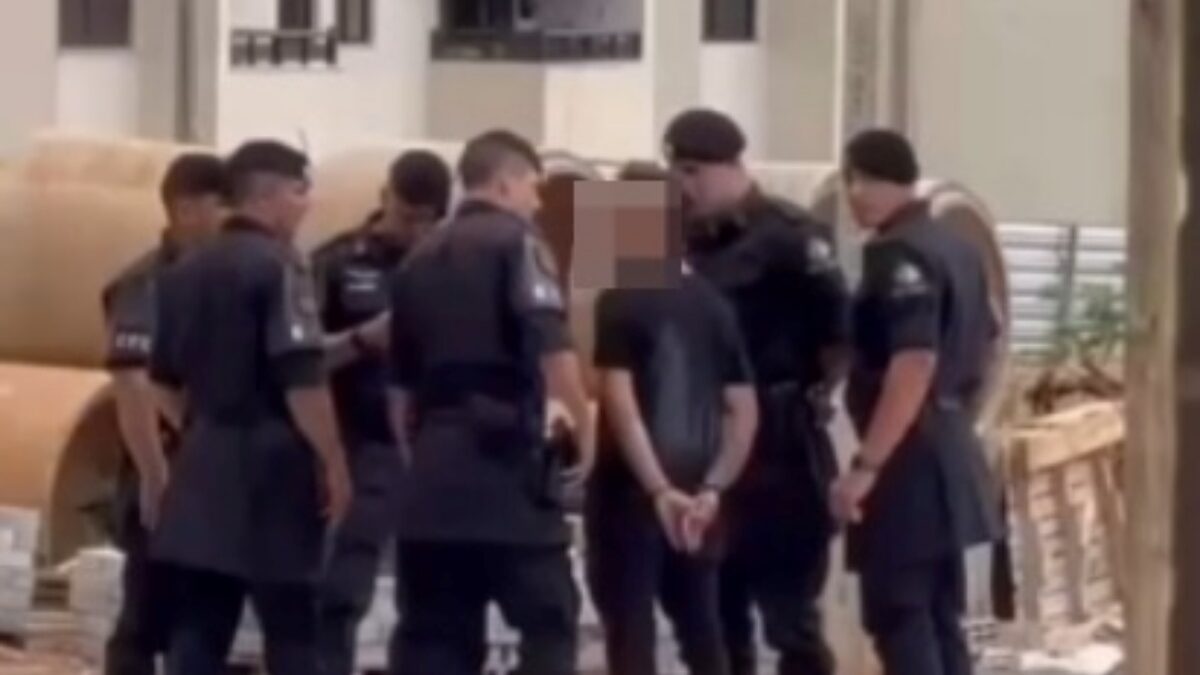 A imagem mostra policiais cercando um suspeito