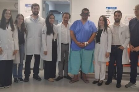 Cirurgia inédita, com paciente Ivan Soares, aconteceu no HC-UFG (Foto: Divulgação)