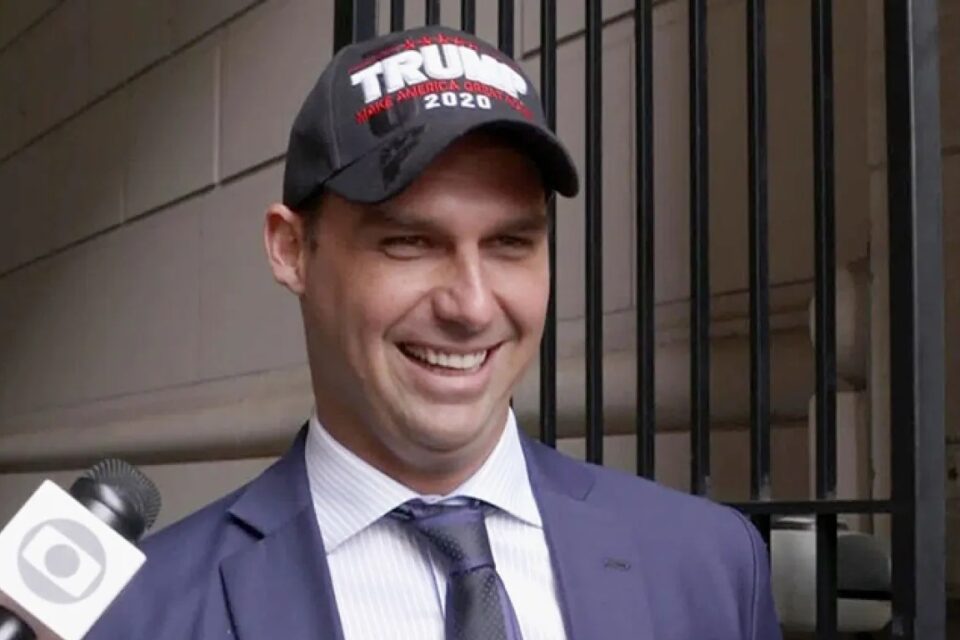 Deputado comunicou que ficará nos Estados Unidos Eduardo Bolsonaro pede licença da Câmara justificando tratamento de saúde