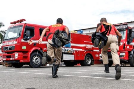 Bombeiros combatem incêndio em colégio de Goiânia; não há registro de vítimas