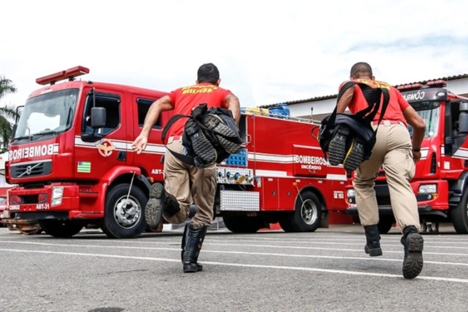 Bombeiros combatem incêndio em colégio de Goiânia; não há registro de vítimas