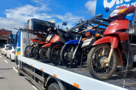 A imagem mostra diversas motocicletas no caminhão guincho