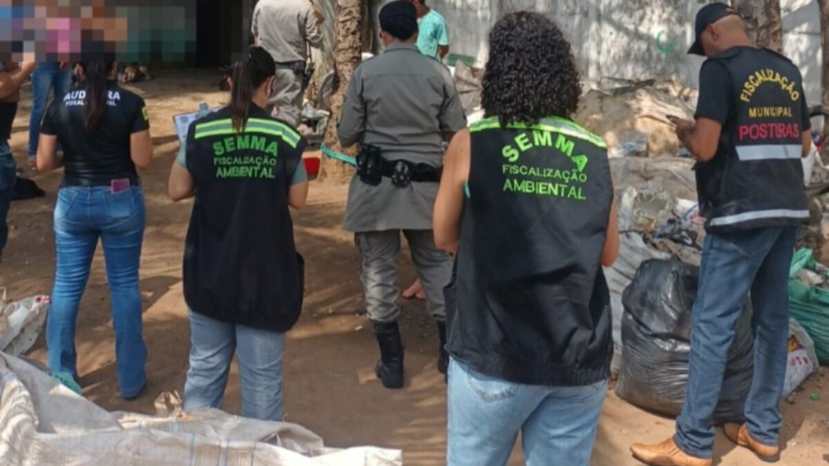A imagem mostra a equipe de fiscalização juntamente com a PM realizando a abordagem