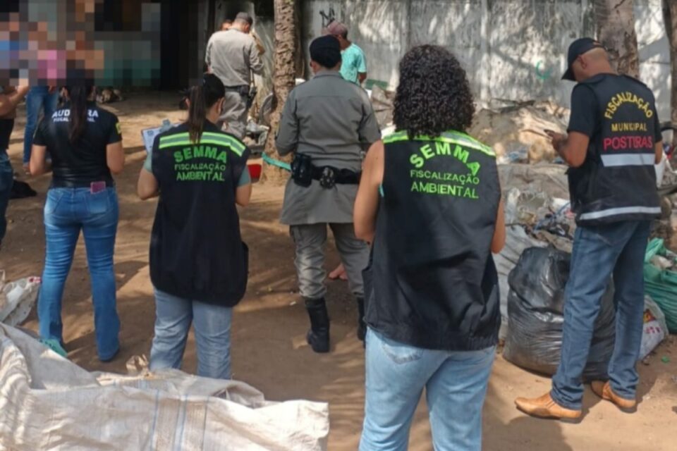 A imagem mostra a equipe de fiscalização juntamente com a PM realizando a abordagem