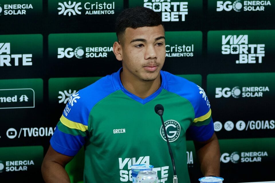 Danilo, lateral do Goiás durante entrevista coletiva. Foto: Rosiron Rodrigues - Goiás