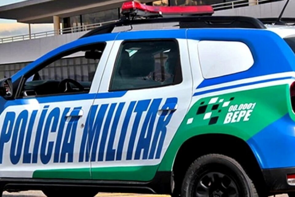 A imagem mostra uma viatura da Polícia Militar
