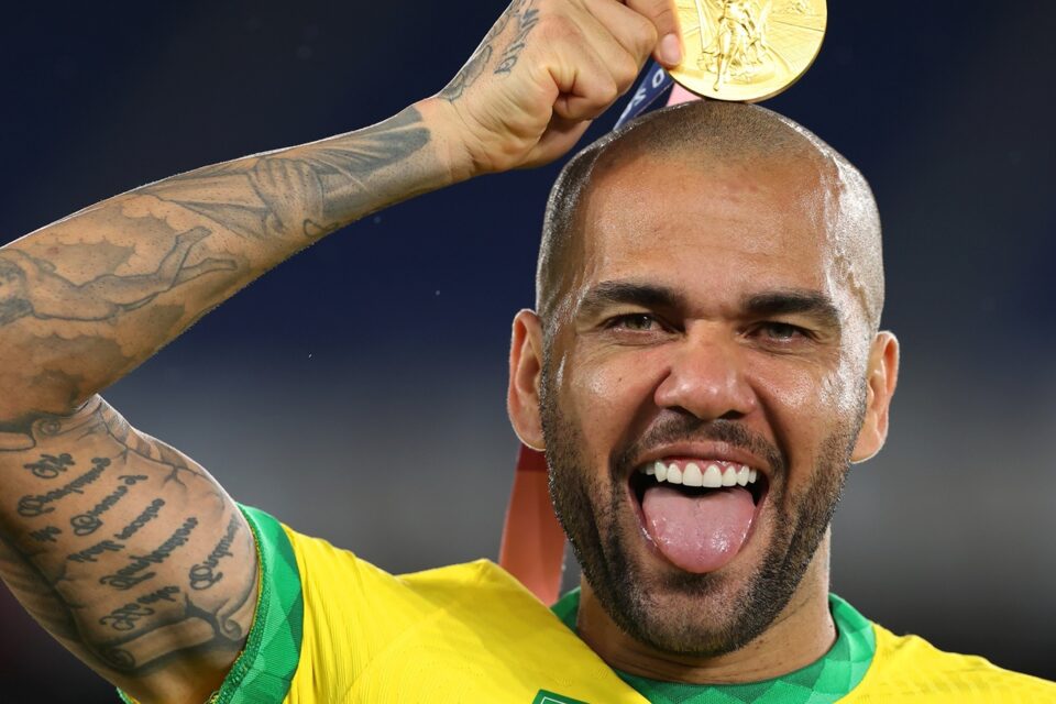 Absolvido, Daniel Alves pode receber mais de R$ 68 mil de indenização por ter ficado 14 meses preso estuprar jovem em boate de Barcelona