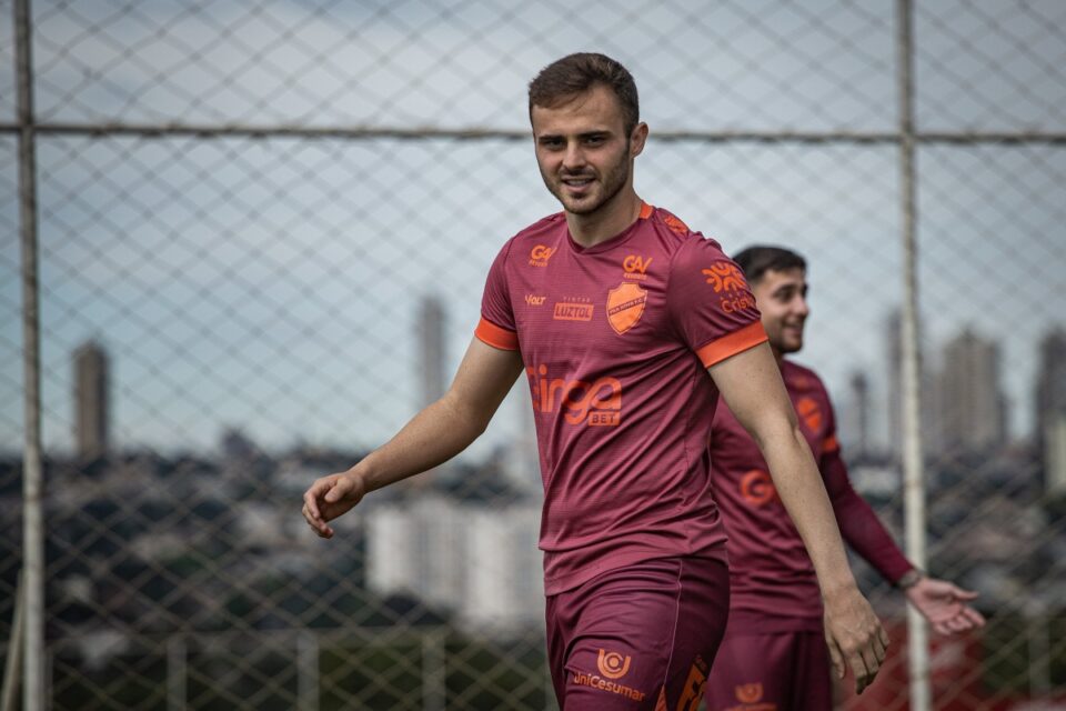 Gabriel Poveda em treino do Vila Nova