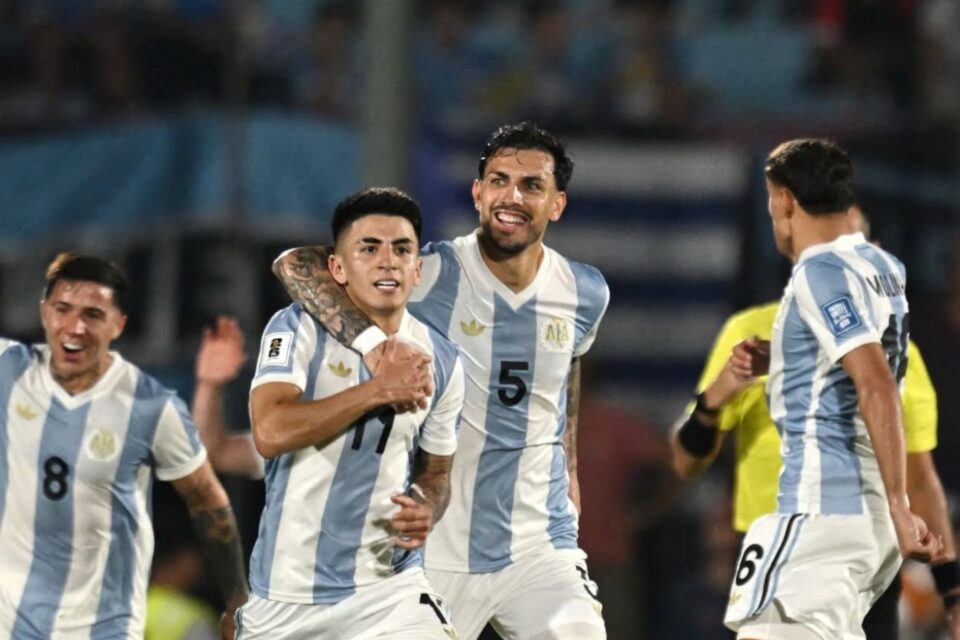 Argentina vence Uruguai e está praticamente classificada para Copa do Mundo