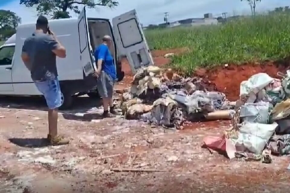 A imagem mostra o print de um vídeo de um homem flagrado pela terceira vez realizando o descarte irregular