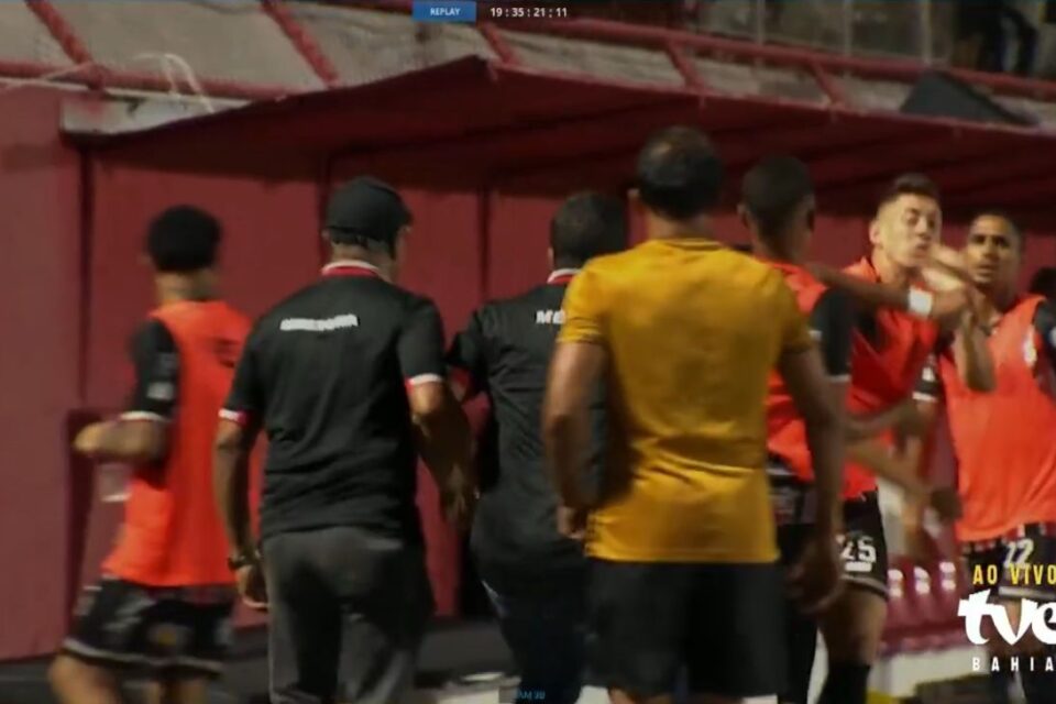 Jogadores trocam soco
