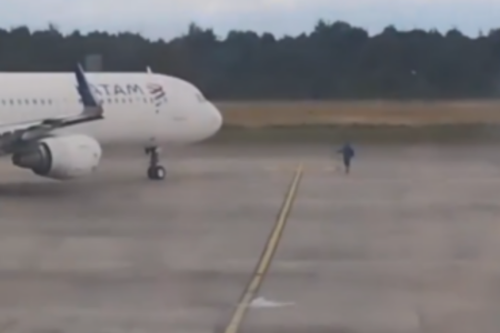 Homem que invadiu pista de decolagem tenta impedir avião de taxiar (Foto: Reprodução)