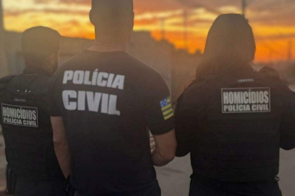 A imagem mostra três policiais civis
