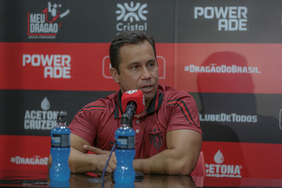 Anderson Gomes em coletiva no Atlético Goianiense