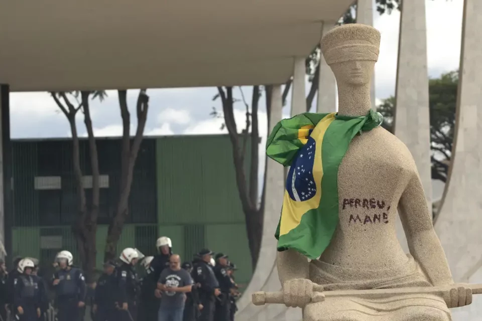 Mulher que pichou 'perdeu, mané' na estátua da Justiça pode ser condenada no STF (Foto: Agência Brasil)