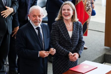 Lula diz que escolheu mulher bonita para diminuir distância com Congresso Fala aconteceu durante posse de Gleisi Hoffmann