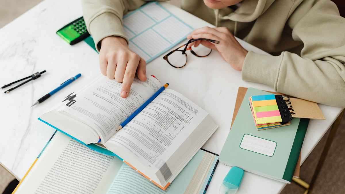 Imagem de uma pessoa estudando