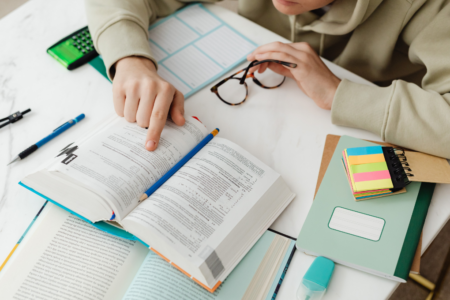 Imagem de uma pessoa estudando