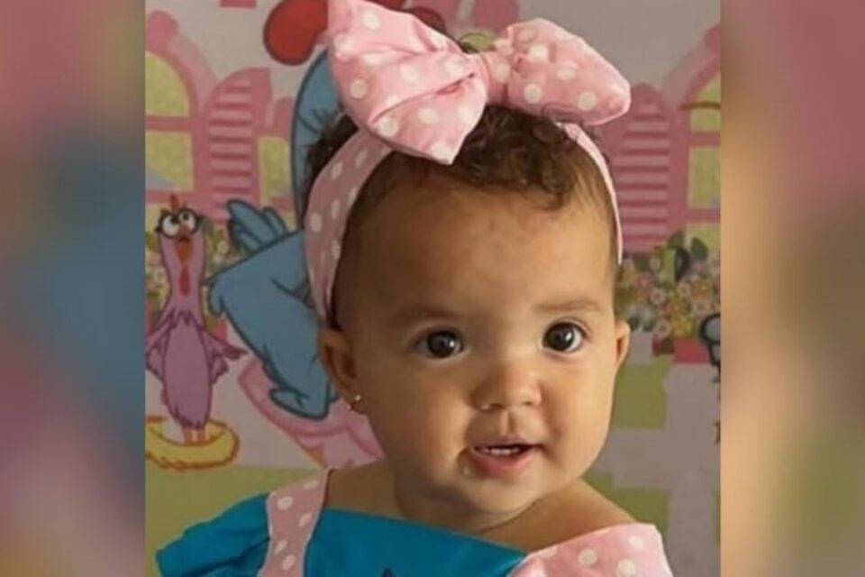 A imagem mostra a foto da bebê atacada pelo escorpião