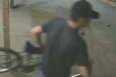 Bandidos durante furto de bicicletas em orfanato (Foto: Reprodução)