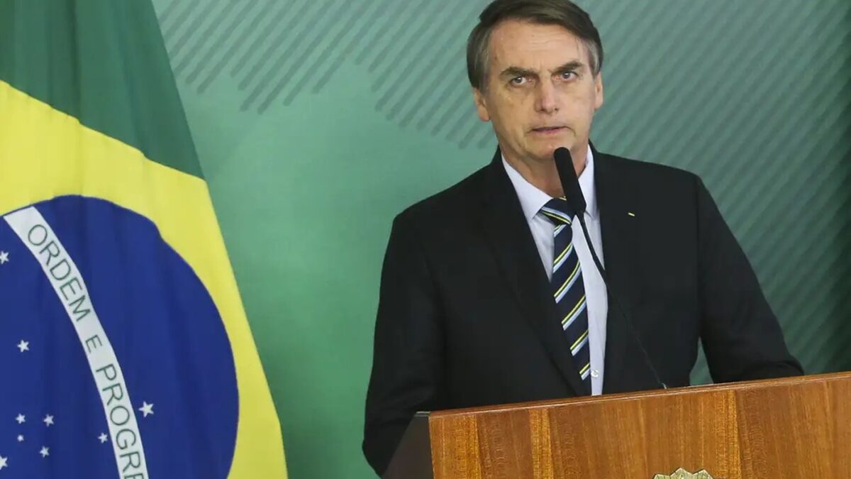 Bolsonaro critica rapidez do Judiciário após STF marcar seu julgamento Parece que o processo legal, por aqui, funciona na velocidade da luz