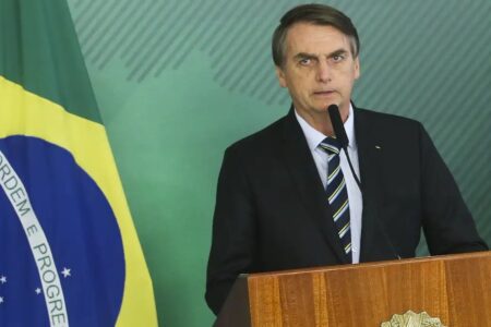 Bolsonaro critica rapidez do Judiciário após STF marcar seu julgamento Parece que o processo legal, por aqui, funciona na velocidade da luz
